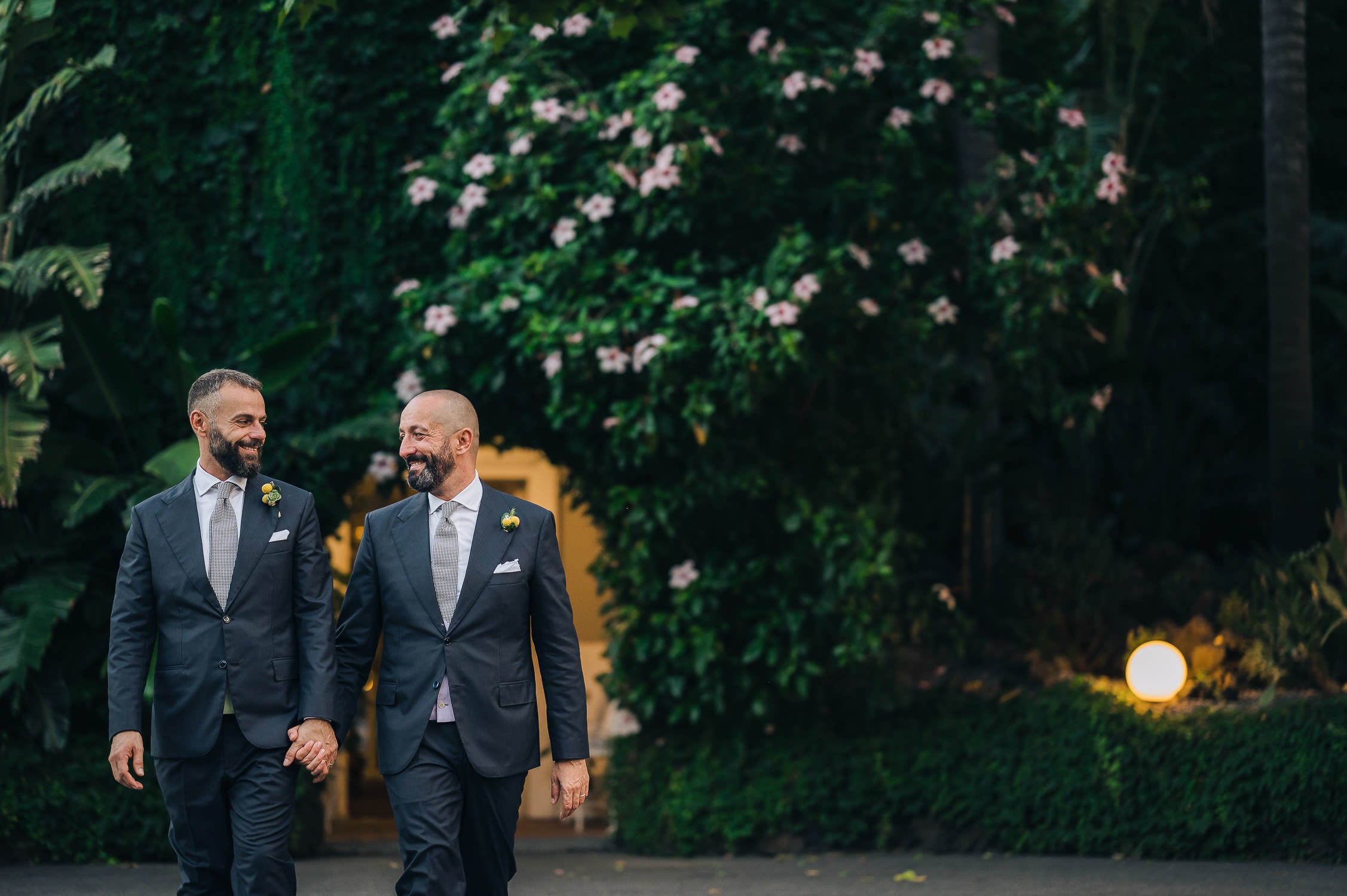 Abiti da sposo per un matrimonio egualitario: idee e ispirazioni